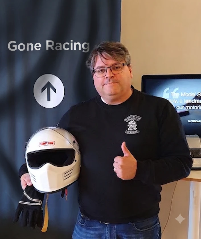 Daniel med vit Simpson-hjälm under armen och tummen upp framför en Gone Racing-banderoll